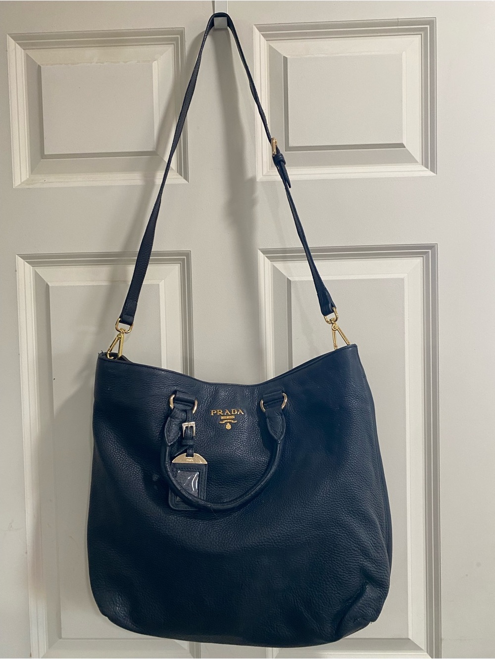Black Pebbled Leather Shoulder Bag  Gold Hardware 💐Authenticity Not Guaranteed💐